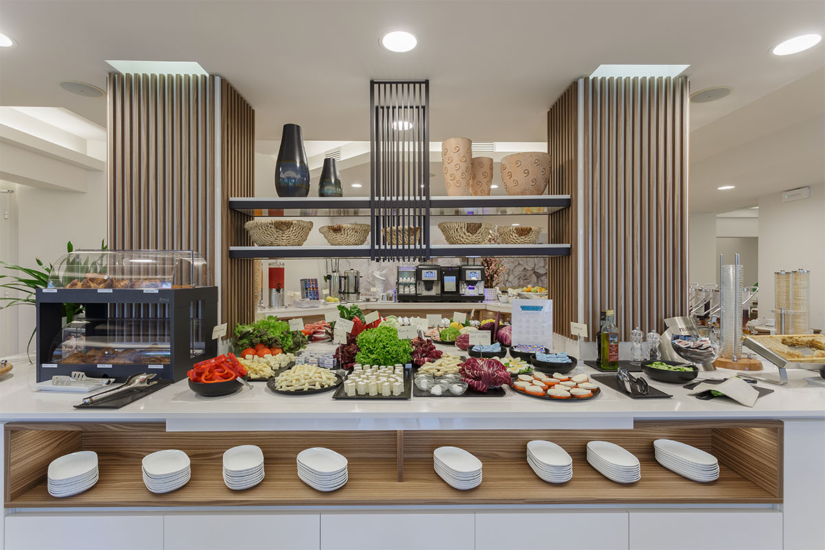 arredo-personalizzato-artigianale-sala-colazioni-hotel-lazise-6