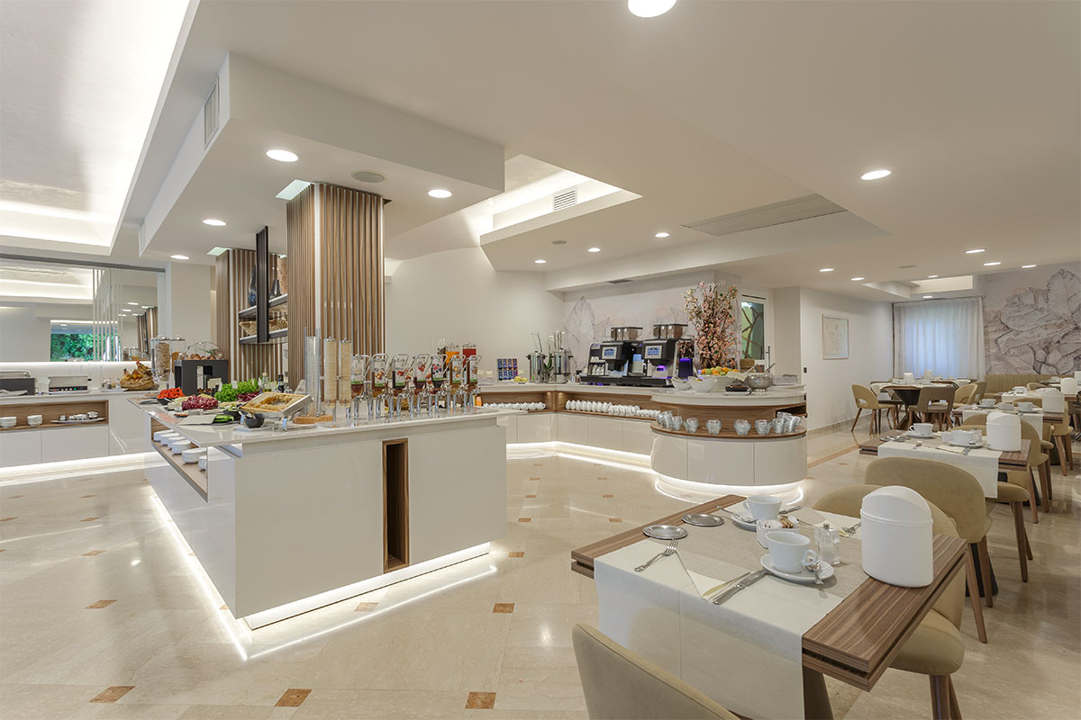 arredo-personalizzato-artigianale-sala-colazioni-hotel-lazise-7