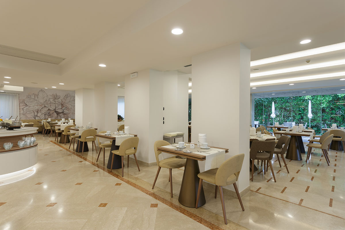 arredo-personalizzato-artigianale-sala-colazioni-hotel-lazise-8