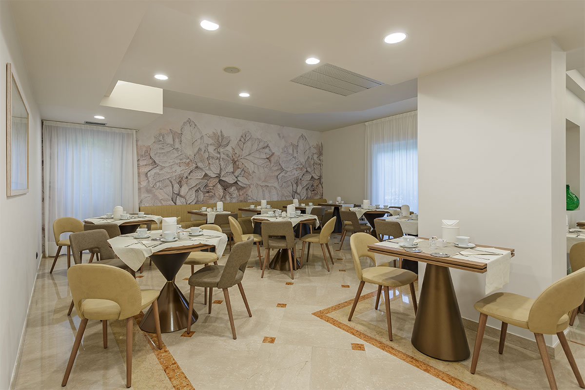 arredo-personalizzato-artigianale-sala-colazioni-hotel-lazise-9