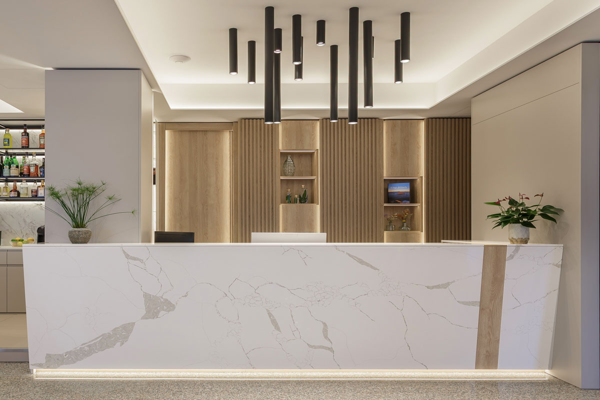 arredo-reception-hotel-moderno-su-misura-11