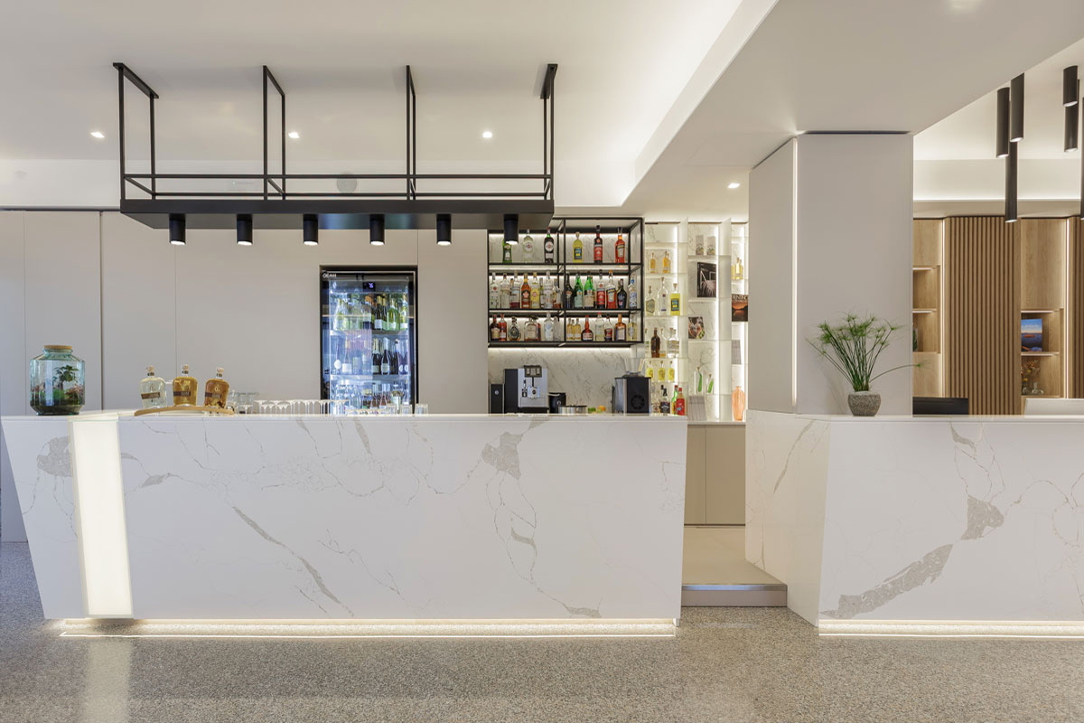 arredo-reception-hotel-moderno-su-misura-12