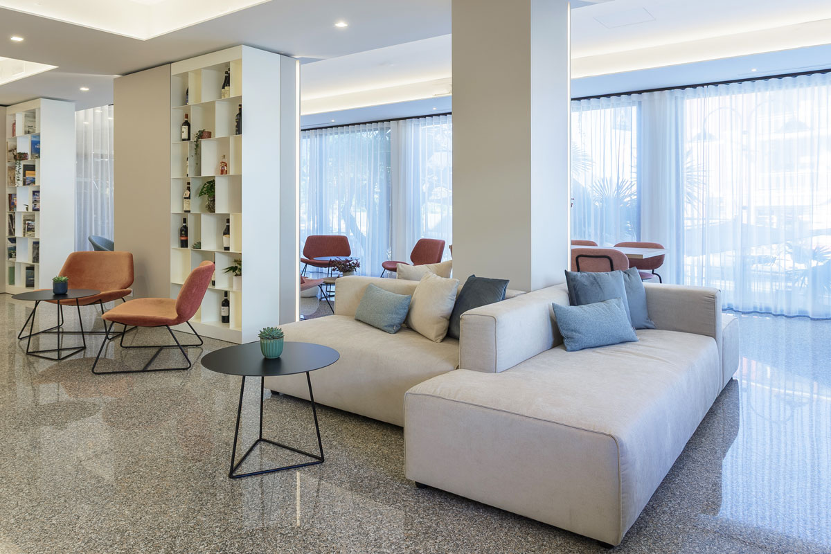 arredo-reception-hotel-moderno-su-misura-16