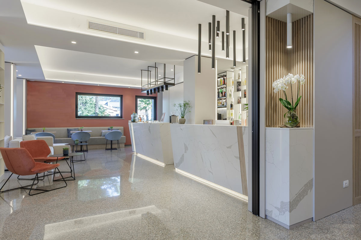 arredo-reception-hotel-moderno-su-misura-2