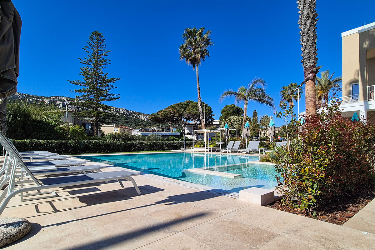 arredi-esterni-villa-di-lusso-1