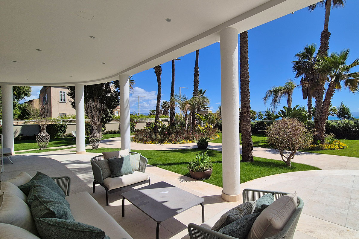 arredi-esterni-villa-di-lusso-2