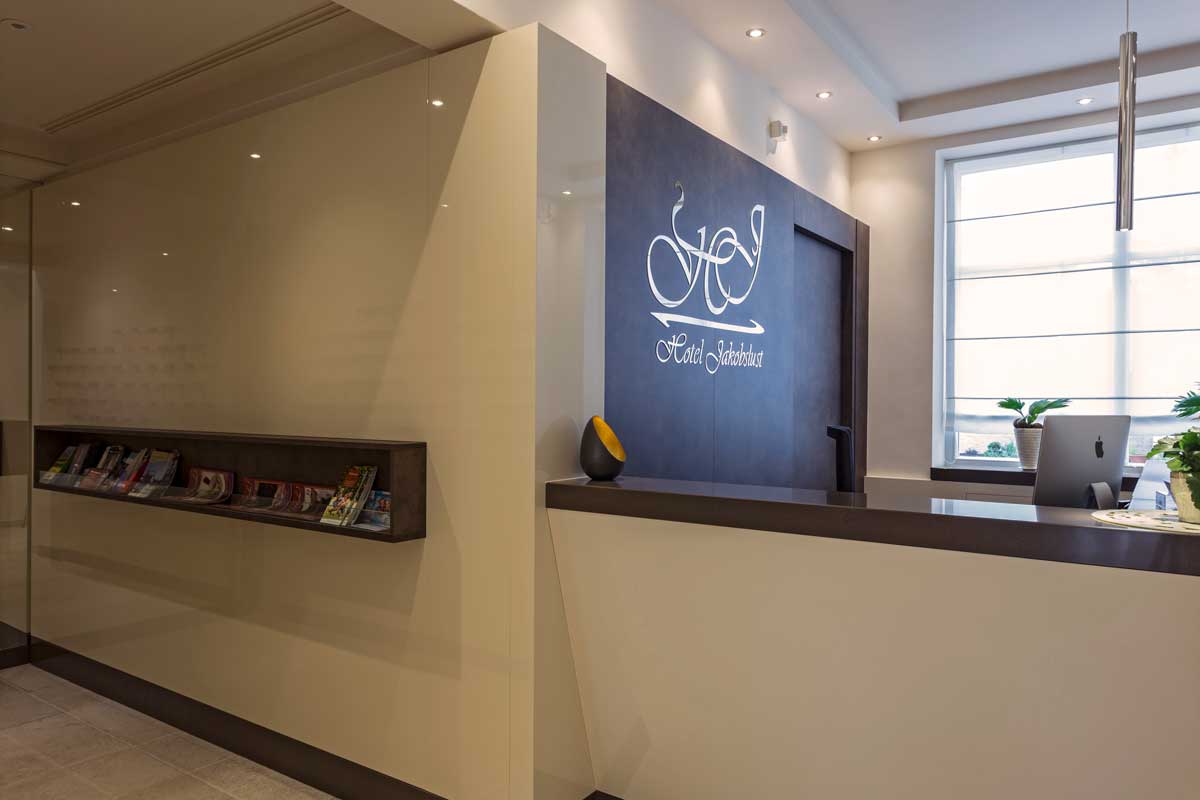 arredo-reception-elegante-su-misura-1