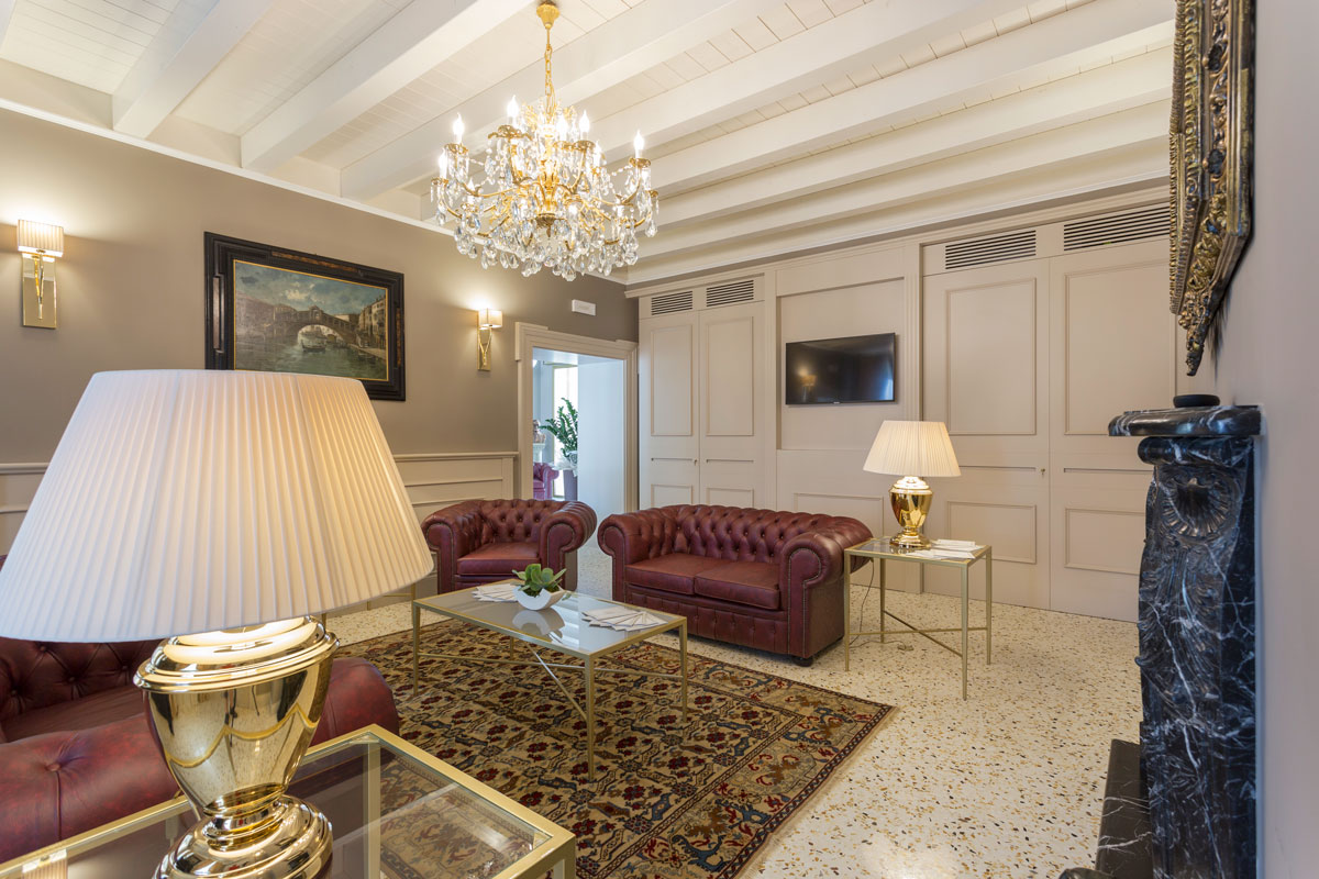 arredo-reception-hotel-di-lusso-verona-2