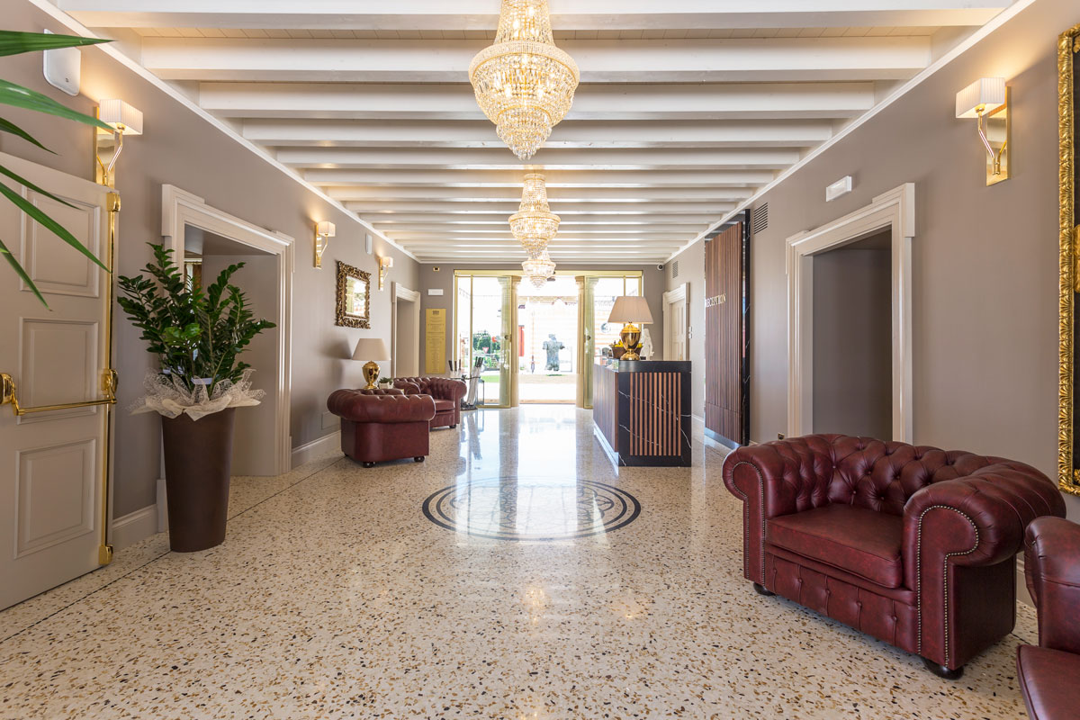 arredo-reception-hotel-di-lusso-verona-20
