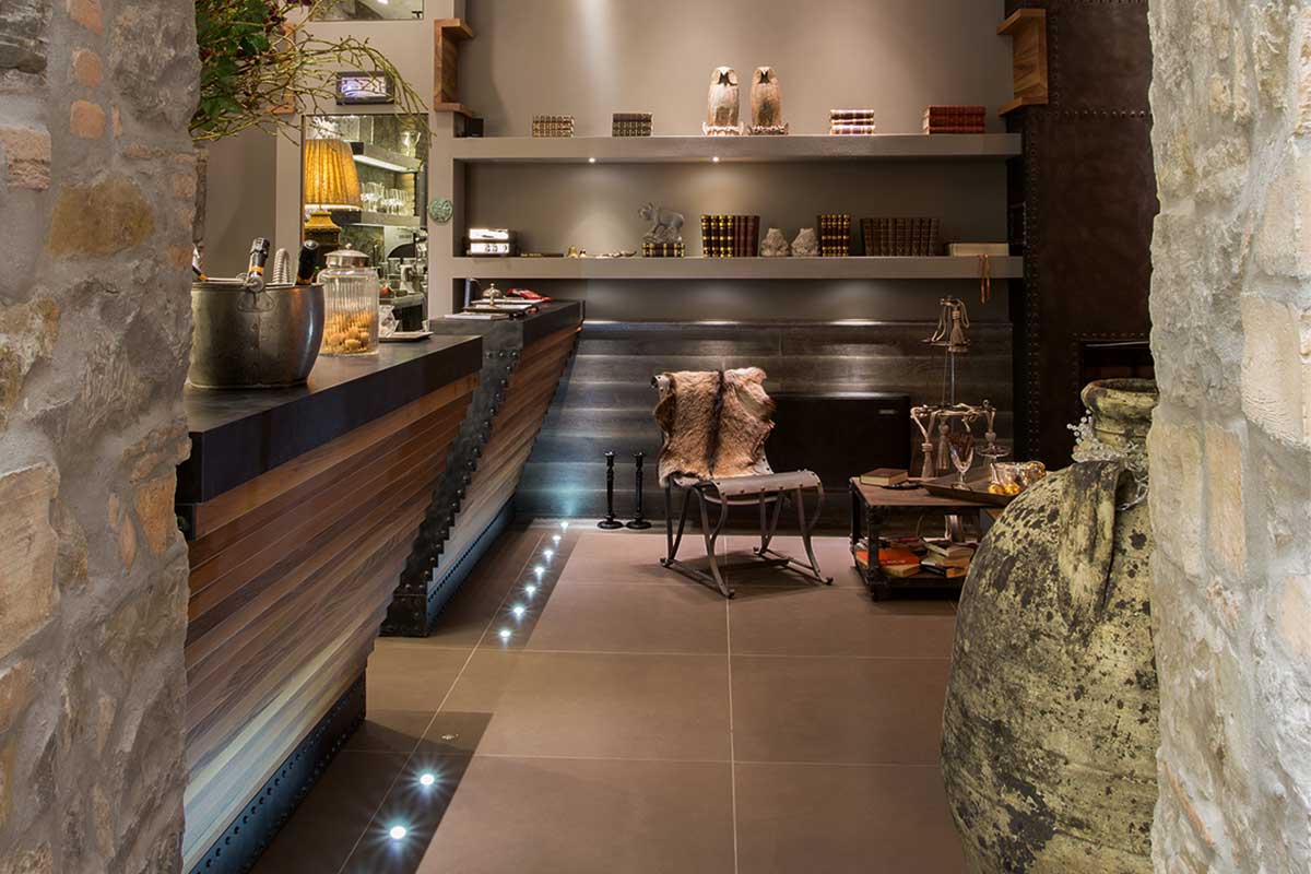 reception-industrial-chic-hotel-trieste-con-seduta-capitone-1