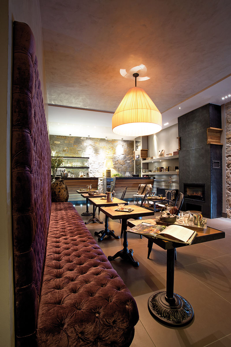 reception-industrial-chic-hotel-trieste-con-seduta-capitone-10