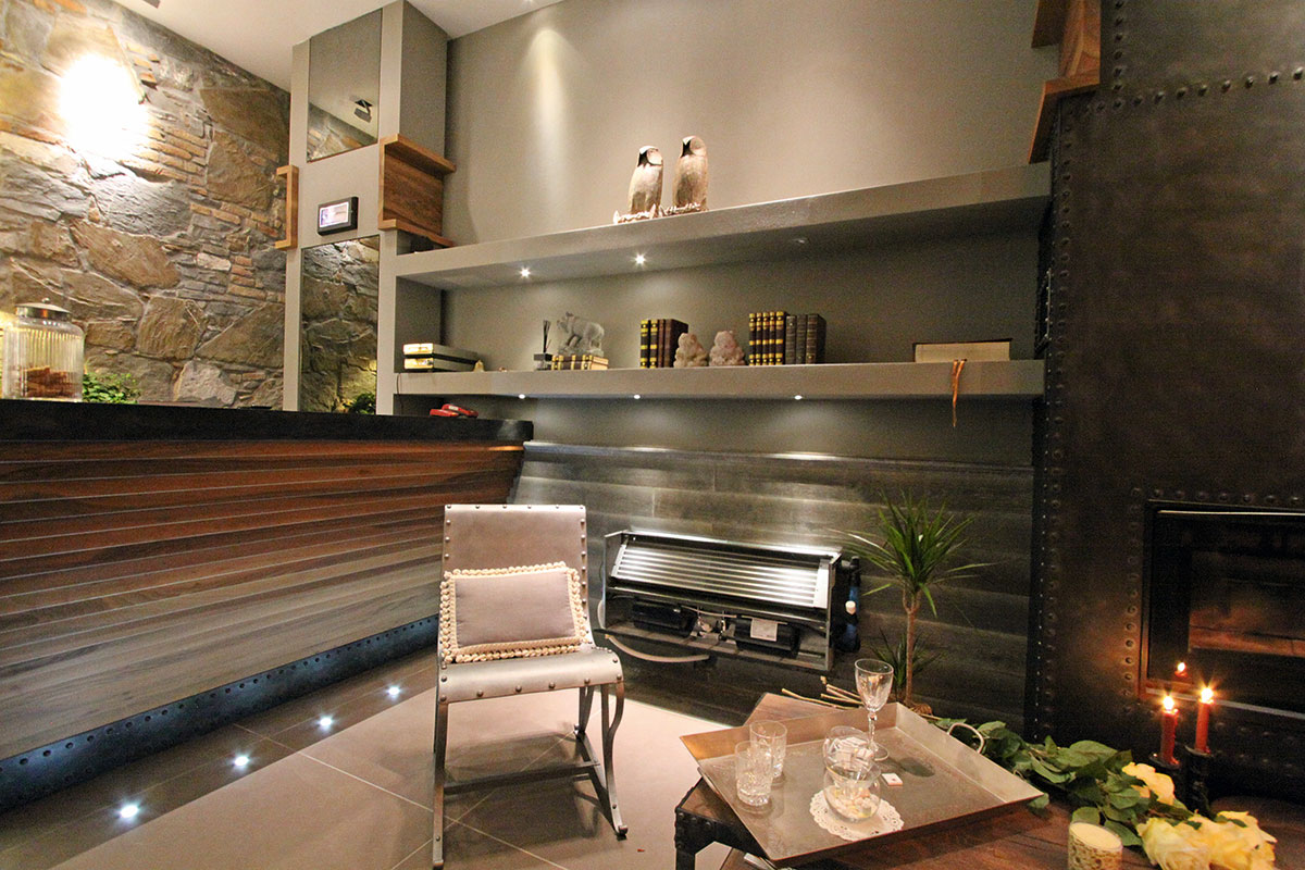 reception-industrial-chic-hotel-trieste-con-seduta-capitone-11