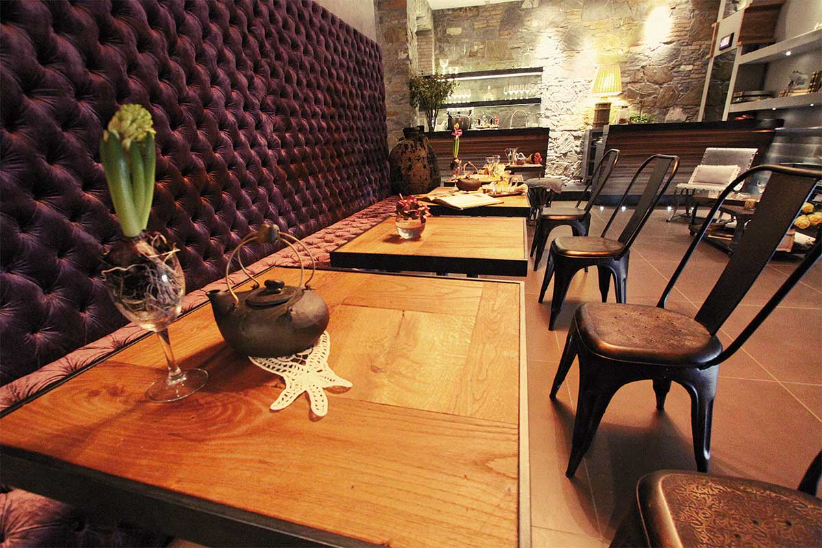 reception-industrial-chic-hotel-trieste-con-seduta-capitone-16