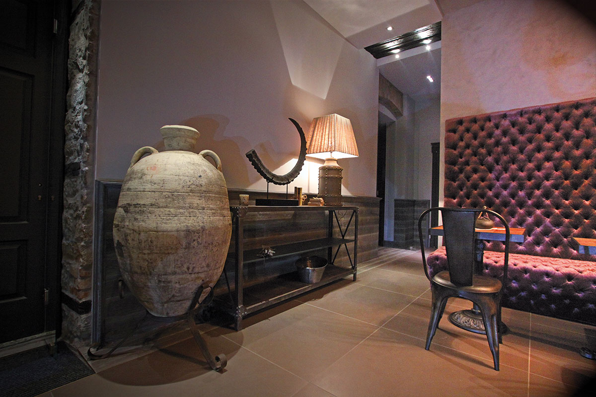 reception-industrial-chic-hotel-trieste-con-seduta-capitone-2