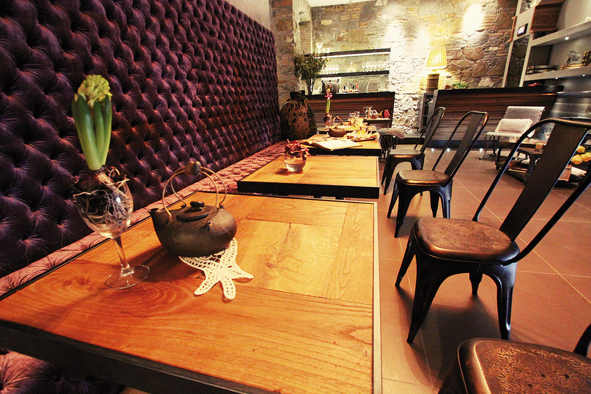 reception-industrial-chic-hotel-trieste-con-seduta-capitone-3