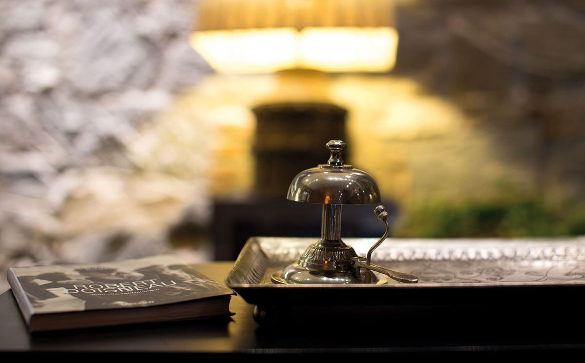 reception-industrial-chic-hotel-trieste-con-seduta-capitone-4