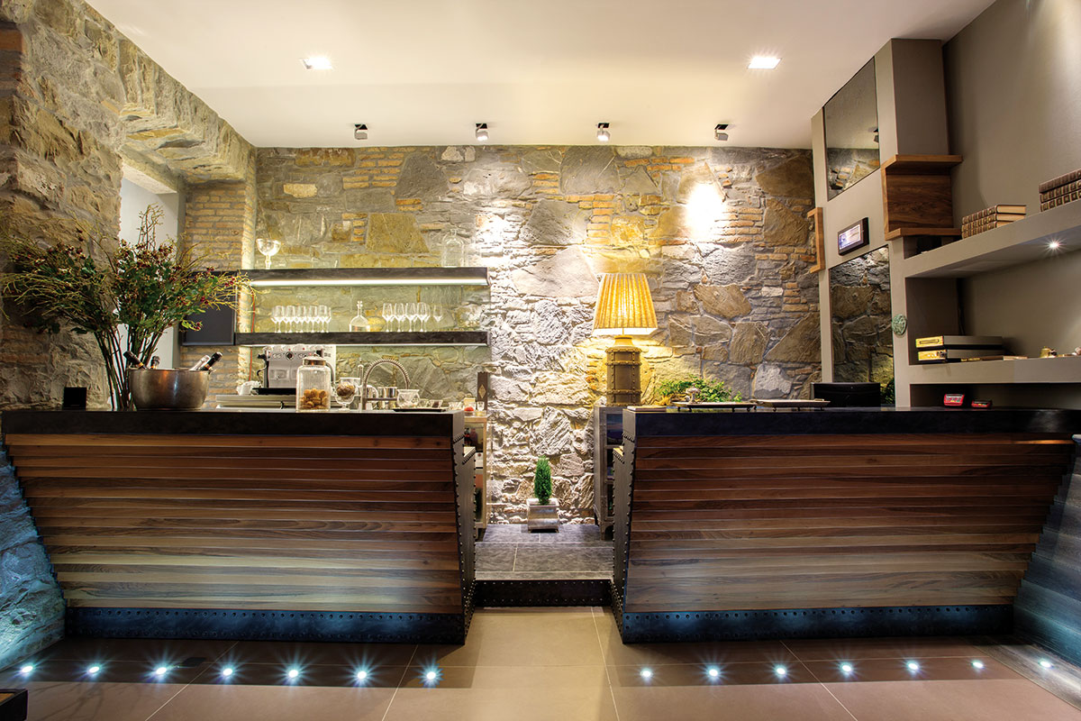 reception-industrial-chic-hotel-trieste-con-seduta-capitone-6