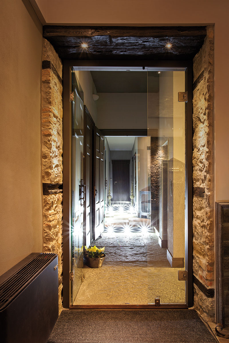 reception-industrial-chic-hotel-trieste-con-seduta-capitone-7