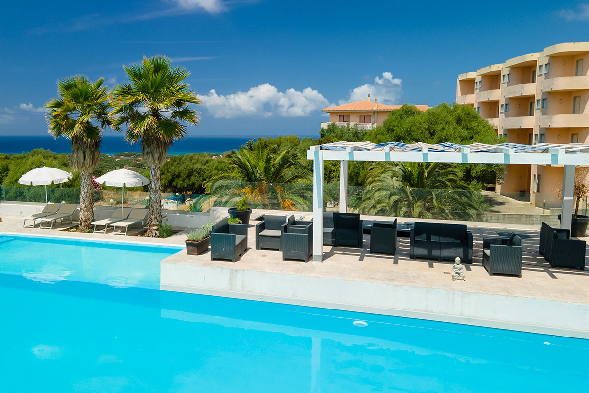 wellness-area-swimming-pool-furniture-2