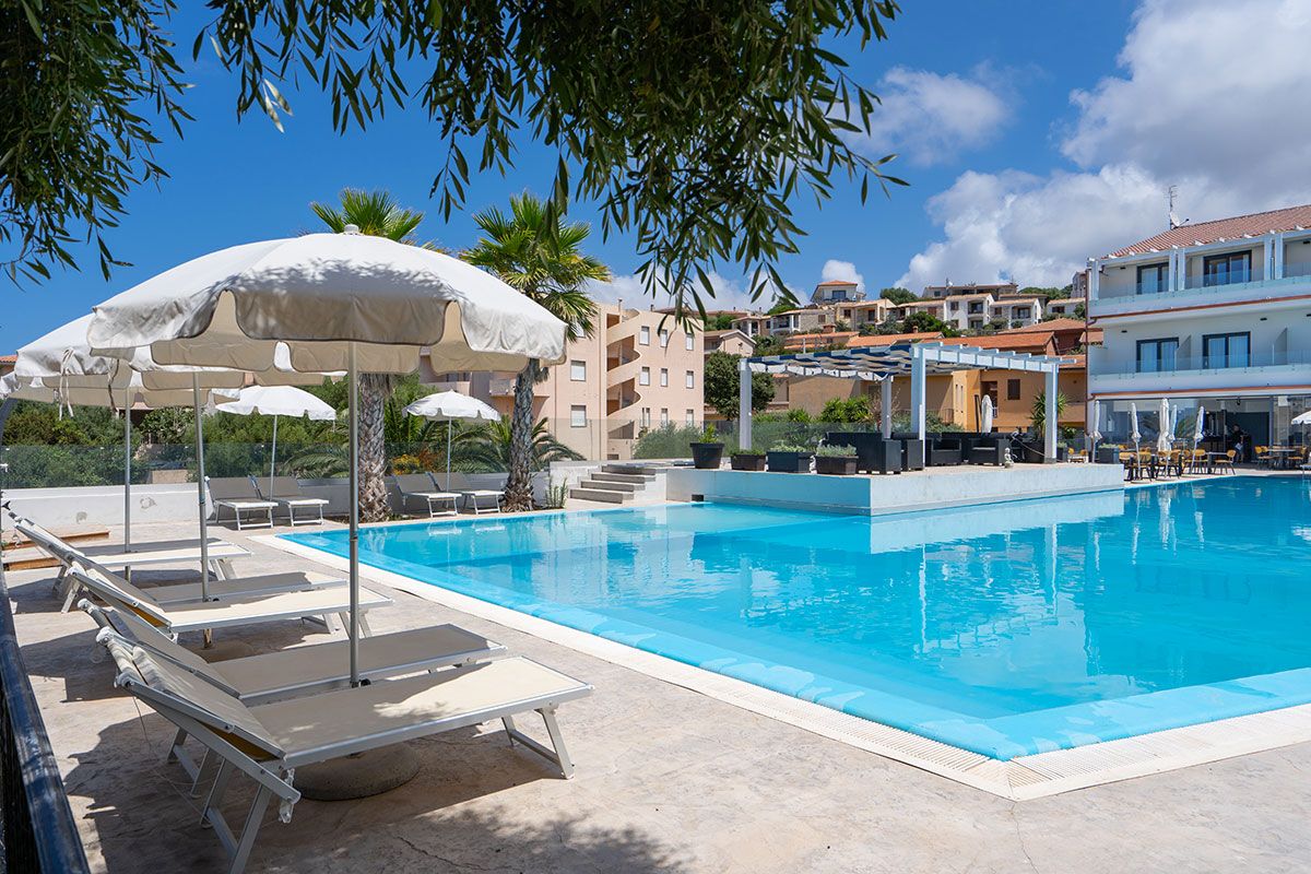 wellness-area-swimming-pool-furniture-4