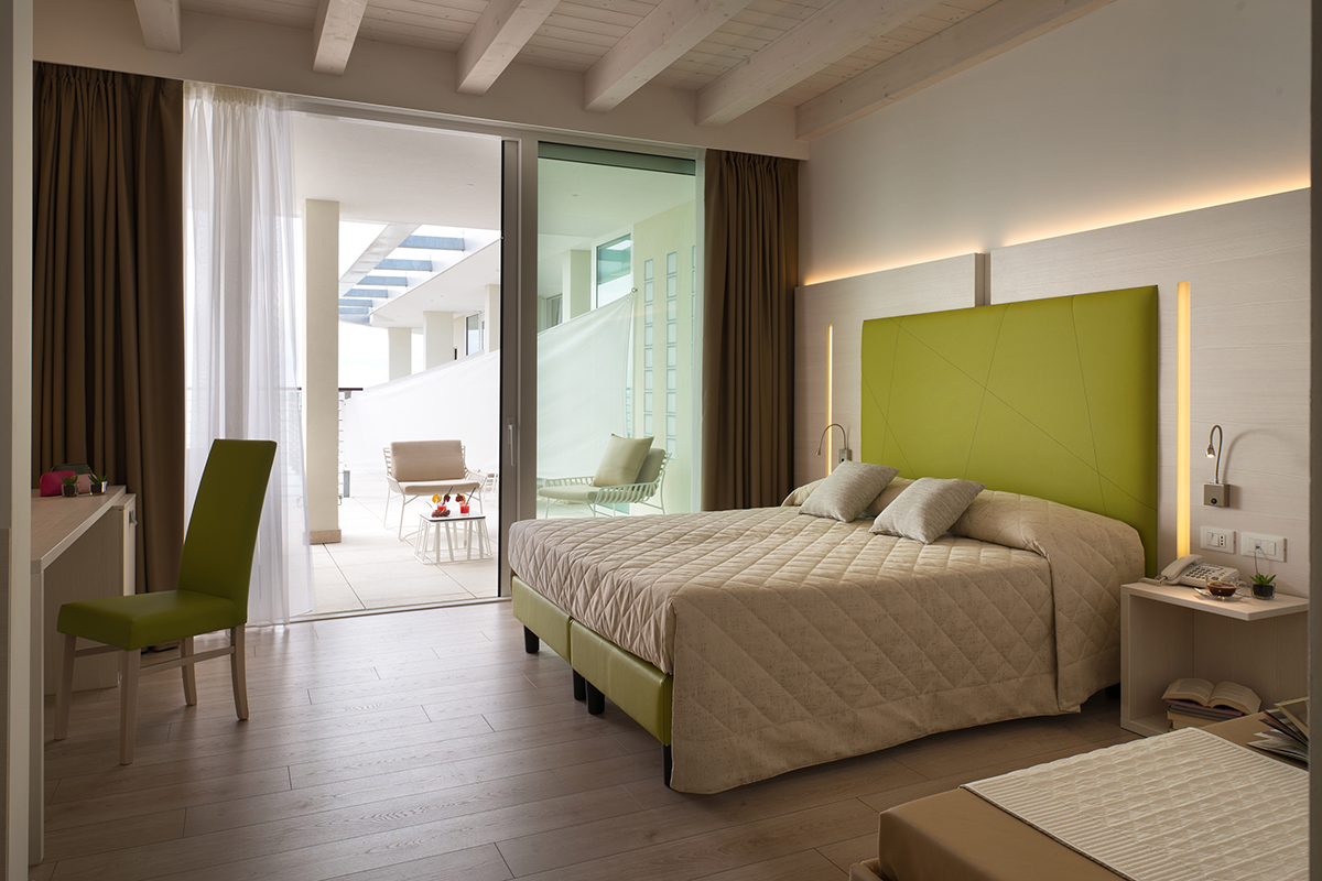 arredi-su-misura-aparthotel-moderno-11