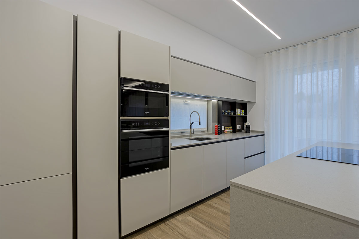 cucina-grigio-opaco-con-isola-11