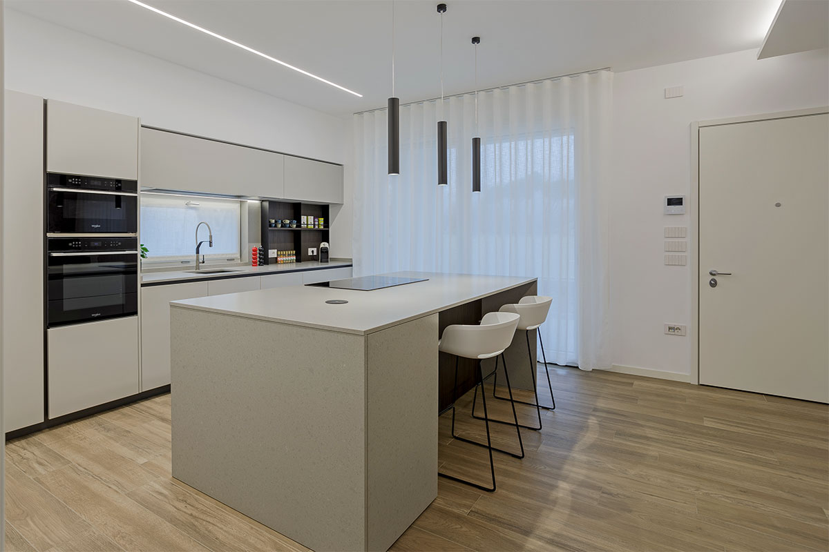 cucina-grigio-opaco-con-isola-12