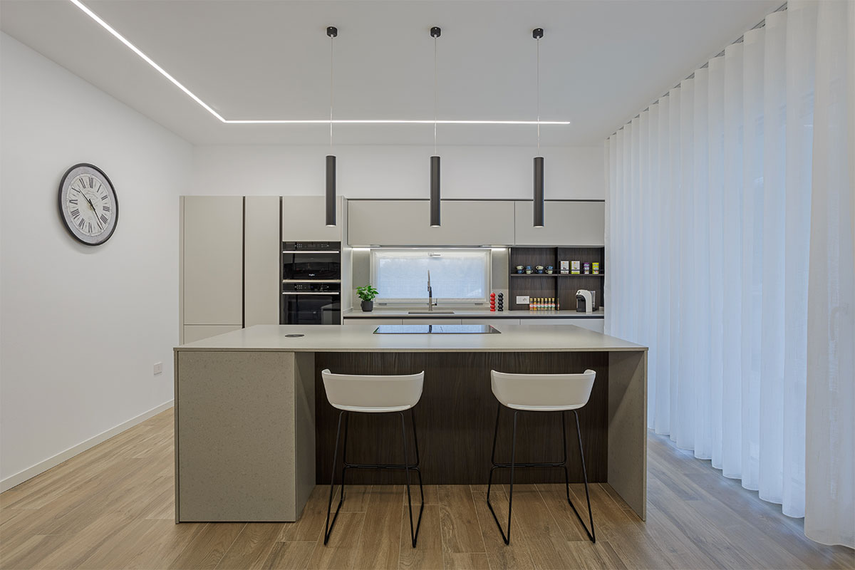 cucina-grigio-opaco-con-isola-15