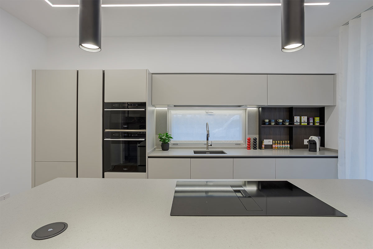 cucina-grigio-opaco-con-isola-4