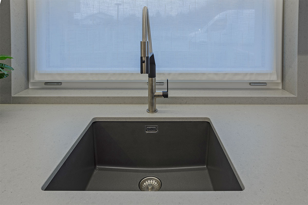 cucina-grigio-opaco-con-isola-7