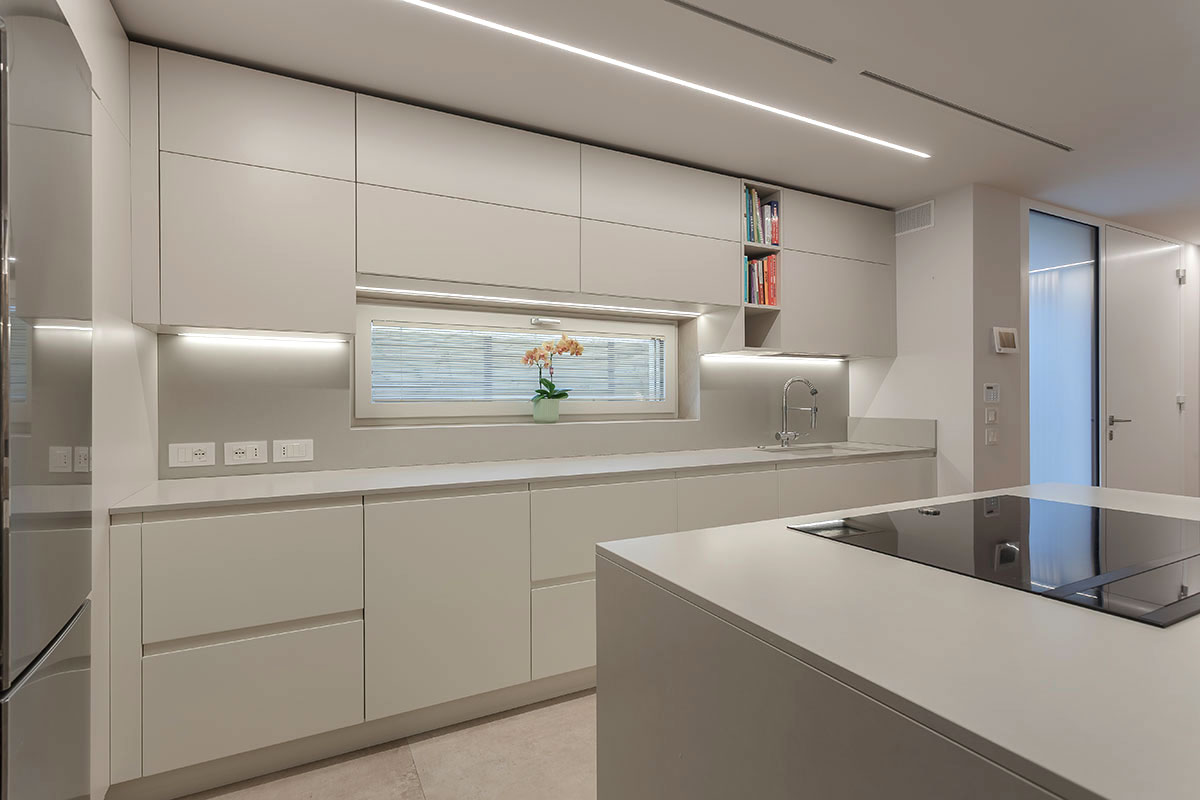 living-con-cucina-penisola-e-angolo-studio-3