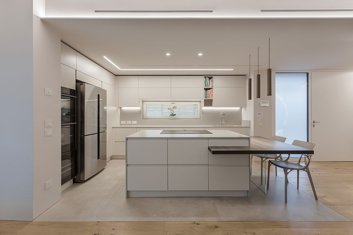 living-con-cucina-penisola-e-angolo-studio-4