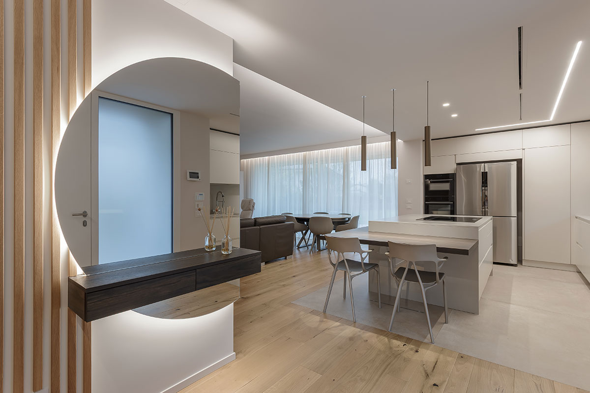 living-con-cucina-penisola-e-angolo-studio-9