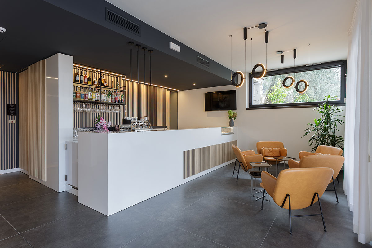 https://gruppo5.it/wp-content/uploads/2026/01/arredo-reception-hotel-chiavi-in-mano-garni-selene-malcesine-4.jpg