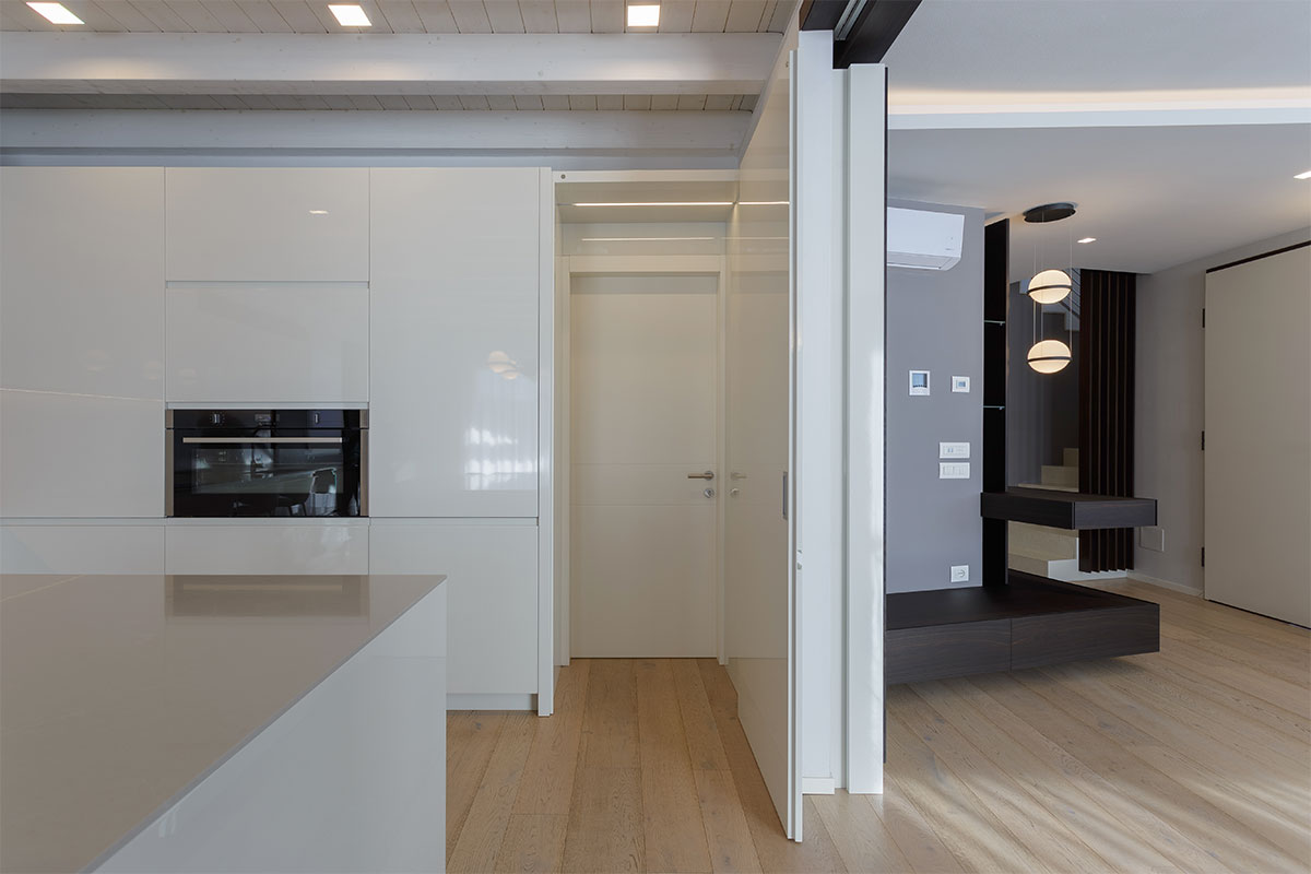 cucina-bianco-lucido-e-legno-vicenza-1