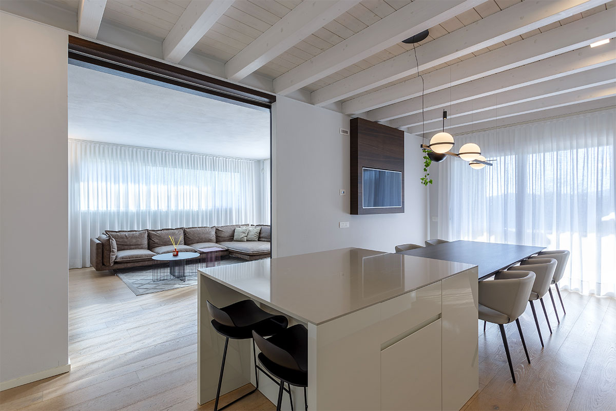 cucina-bianco-lucido-e-legno-vicenza-10