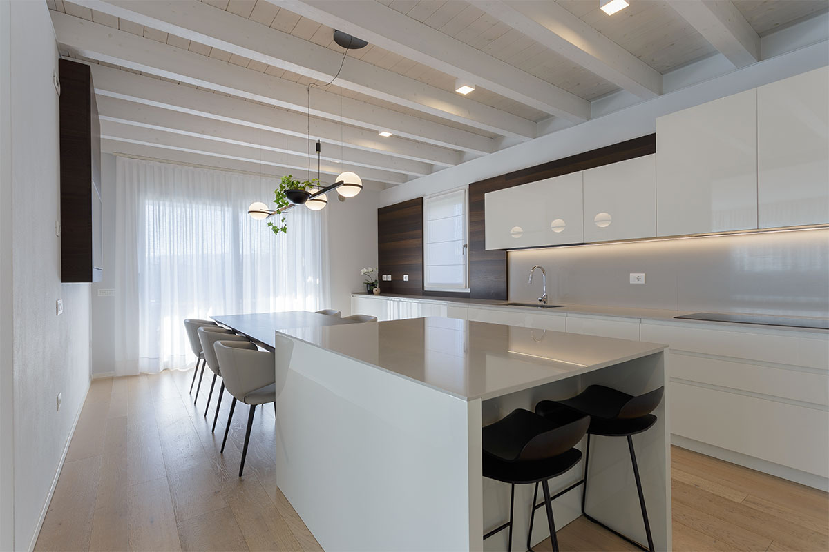 cucina-bianco-lucido-e-legno-vicenza-12