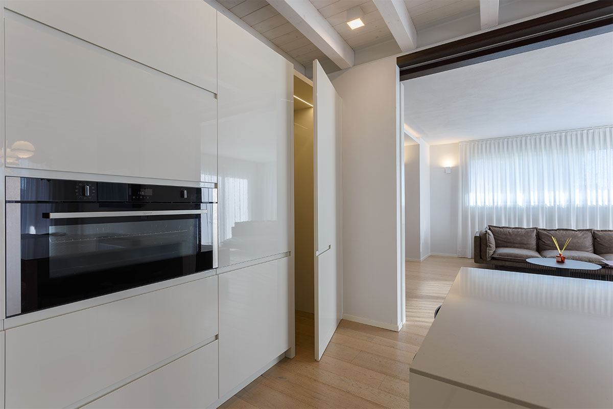 cucina-bianco-lucido-e-legno-vicenza-2