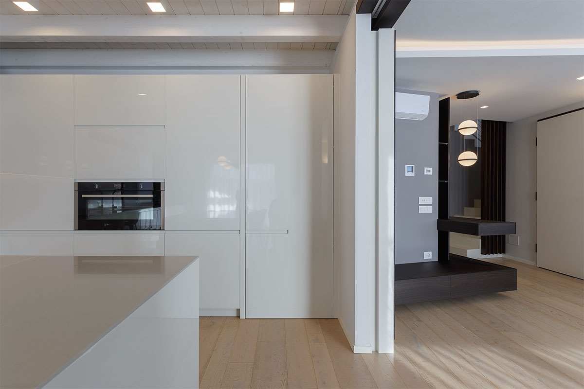 cucina-bianco-lucido-e-legno-vicenza-3