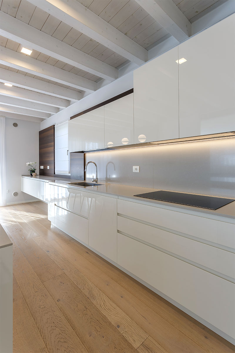 cucina-bianco-lucido-e-legno-vicenza-4