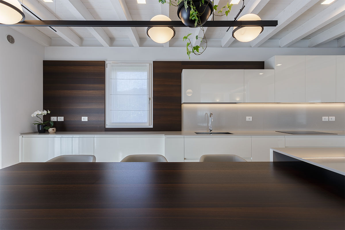 cucina-bianco-lucido-e-legno-vicenza-7