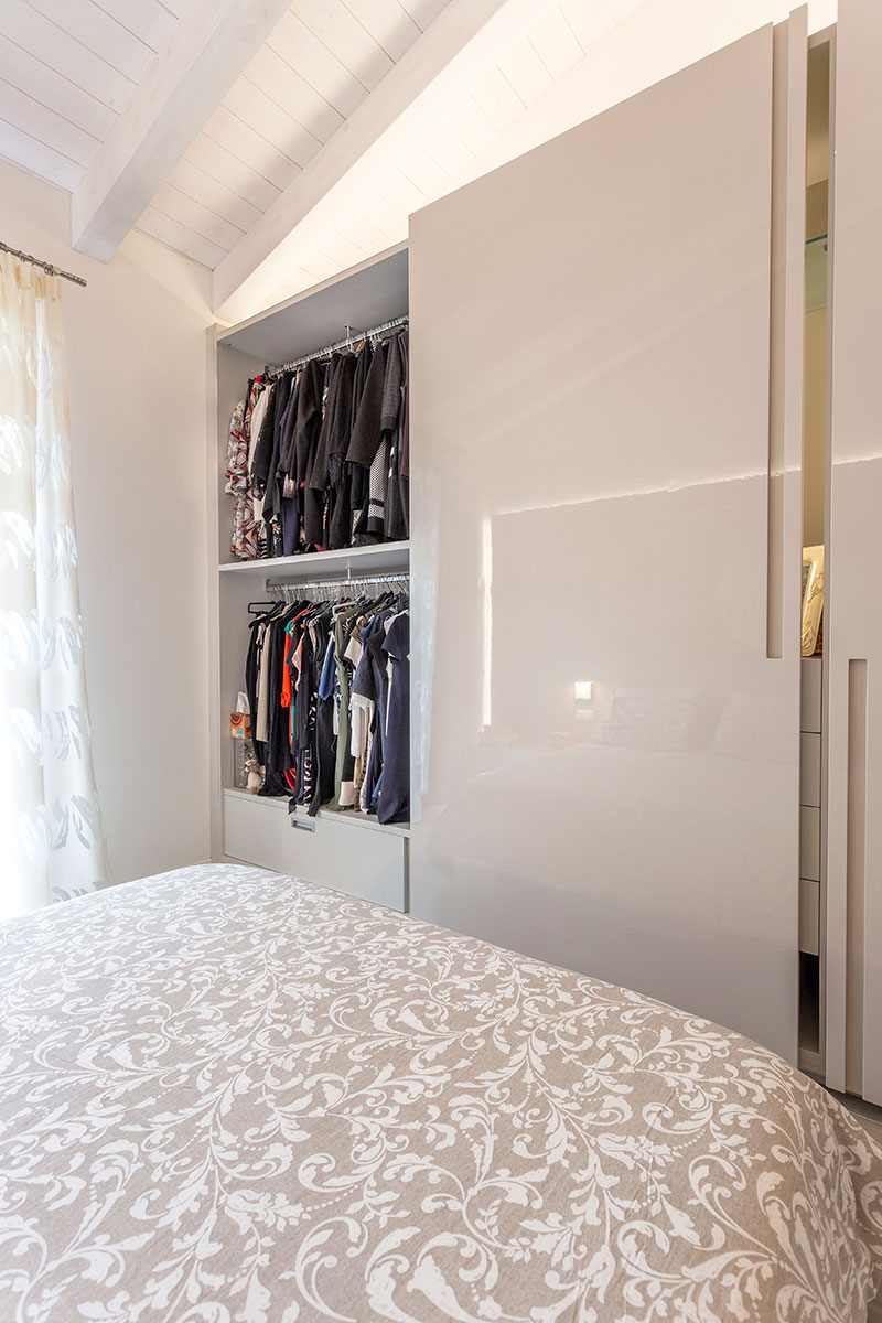 arredo-camera-con-armadio-ad-angolo-su-misura-225-11