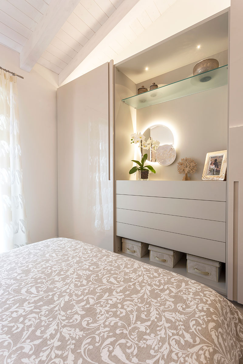 arredo-camera-con-armadio-ad-angolo-su-misura-225-12
