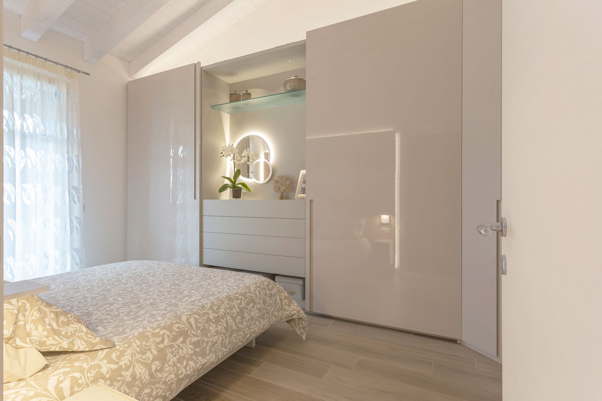 arredo-camera-con-armadio-ad-angolo-su-misura-225-13
