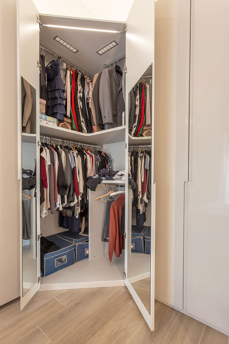 arredo-camera-con-armadio-ad-angolo-su-misura-225-9