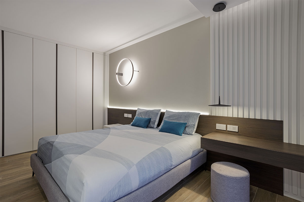 arredo-camera-rovere-scuro-comodini-sospesi-238-1