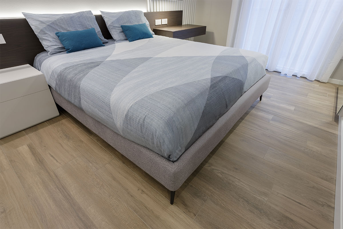 arredo-camera-rovere-scuro-comodini-sospesi-238-10