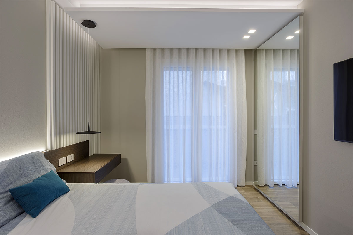 arredo-camera-rovere-scuro-comodini-sospesi-238-3