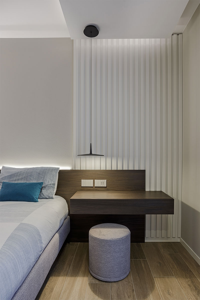 arredo-camera-rovere-scuro-comodini-sospesi-238-4