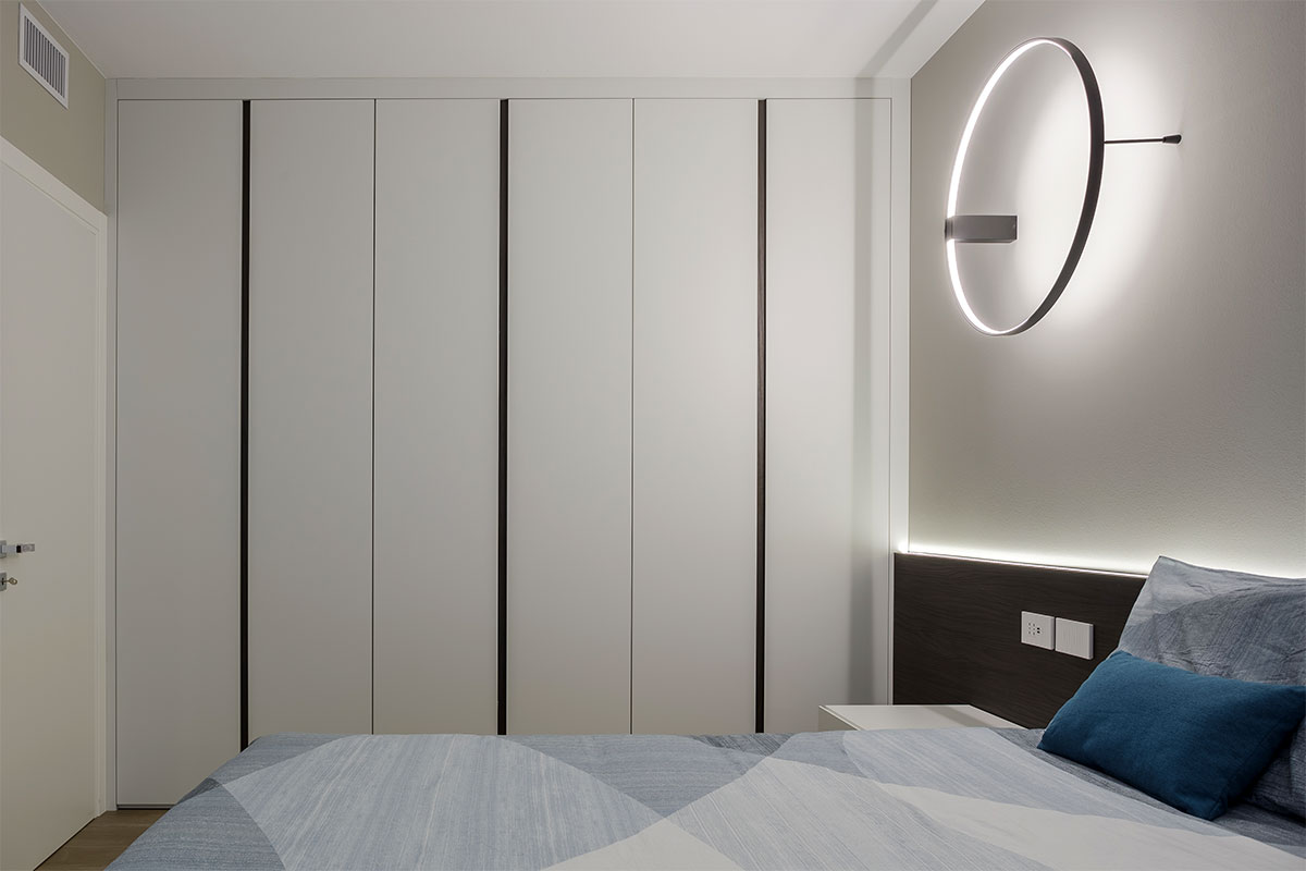 arredo-camera-rovere-scuro-comodini-sospesi-238-5